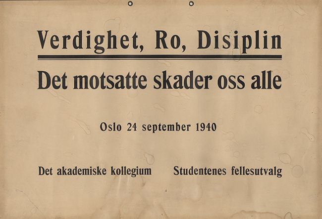 Bilde av en plakat med teksten "Verdighet, Ro, Disiplin. Det motsatte skader oss alle. Oslo 24. september 1940. Det akademiske kollegium, Studentenes fellesutvalg"