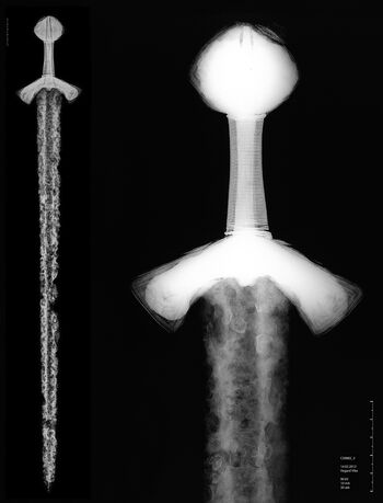 Ved røntgen av Langeidsverdet kan rekker av tegn skimtes langs sverdbladet, men de er svært uklare og vanskelige å definere. Røntgenfoto: Vegard Vike, KHM/UiO