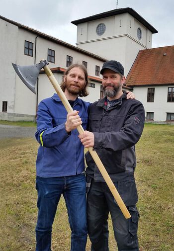 Langeidøksa, kopi, endelig ferdig. Vegard Vike og Anders Helseth Nilsson.&amp;#160;Foto: Bjarte Aarseth, KHM/UiO.