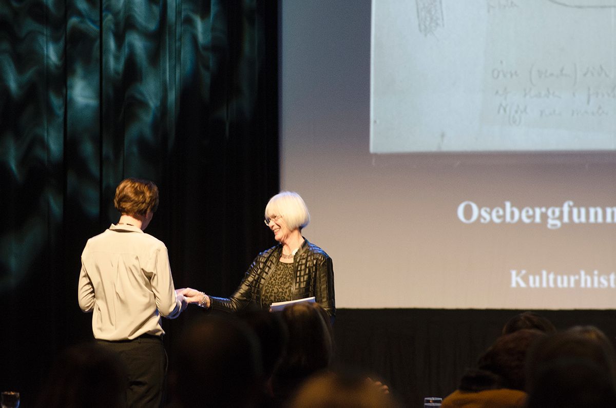 Arkivleder Anne Britt Halvorsen mottar diplom av Tora Aasland, leder av Den norske UNESCO-kommisjonen.