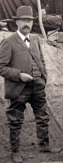 Gabriel Gustafson, her&amp;#160;med Osebergskipet i bakgrunnen. Foto: Kulturhistorisk museum, UiO