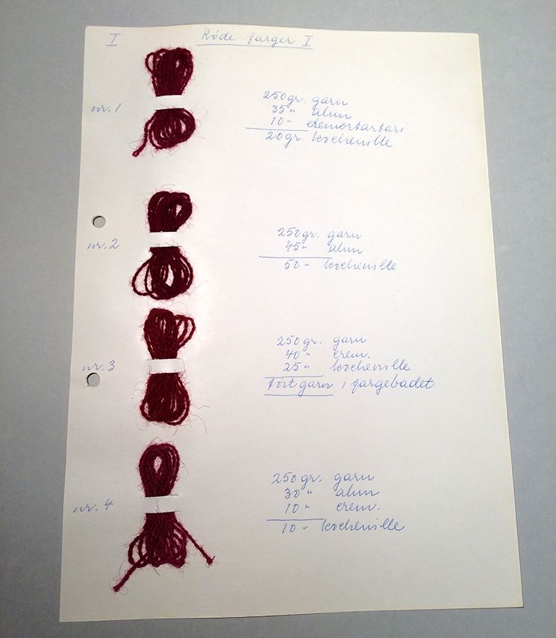Prøvekort med fire røde fargar. Foto: Kulturhistorisk museum, UiO / Hilde Sofie Frydenberg