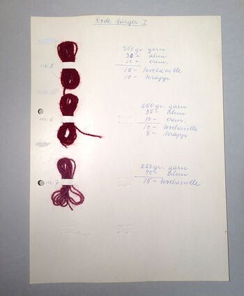Prøvekort med&amp;#160;tre røde fargar. Foto: Kulturhistorisk museum, UiO / Hilde Sofie Frydenberg