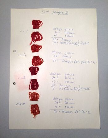 Prøvekort med fire skarpt&amp;#160;røde fargar. Foto: Kulturhistorisk museum, UiO / Hilde Sofie Frydenberg