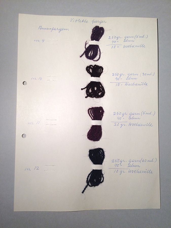 Prøvekort med&amp;#160;tre&amp;#160;fiolette fargar. Foto: Kulturhistorisk museum, UiO / Hilde Sofie Frydenberg