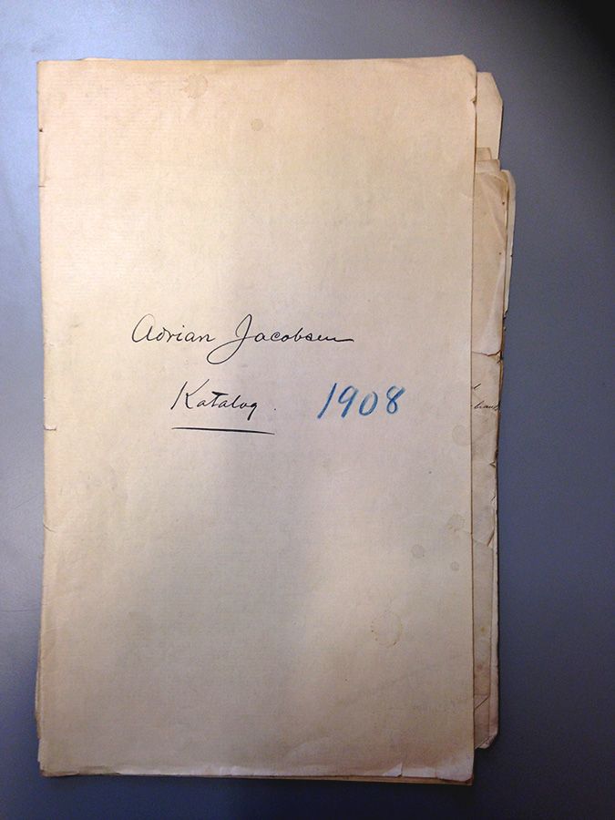 Fra Adrian Jacobsens fortegnelse over donerte gjenstander, 1908. Foto: Kulturhistorisk museum, UiO&amp;#160;/&amp;#160;Anne Britt Halvorsen