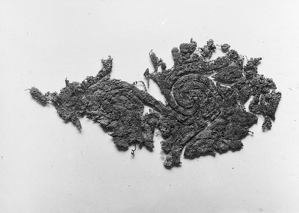 Eit tekstilfragmentet&amp;#160;med spiralar frå Oseberg - O1904_tekstil. Foto: Kulturhistorisk museum, UiO