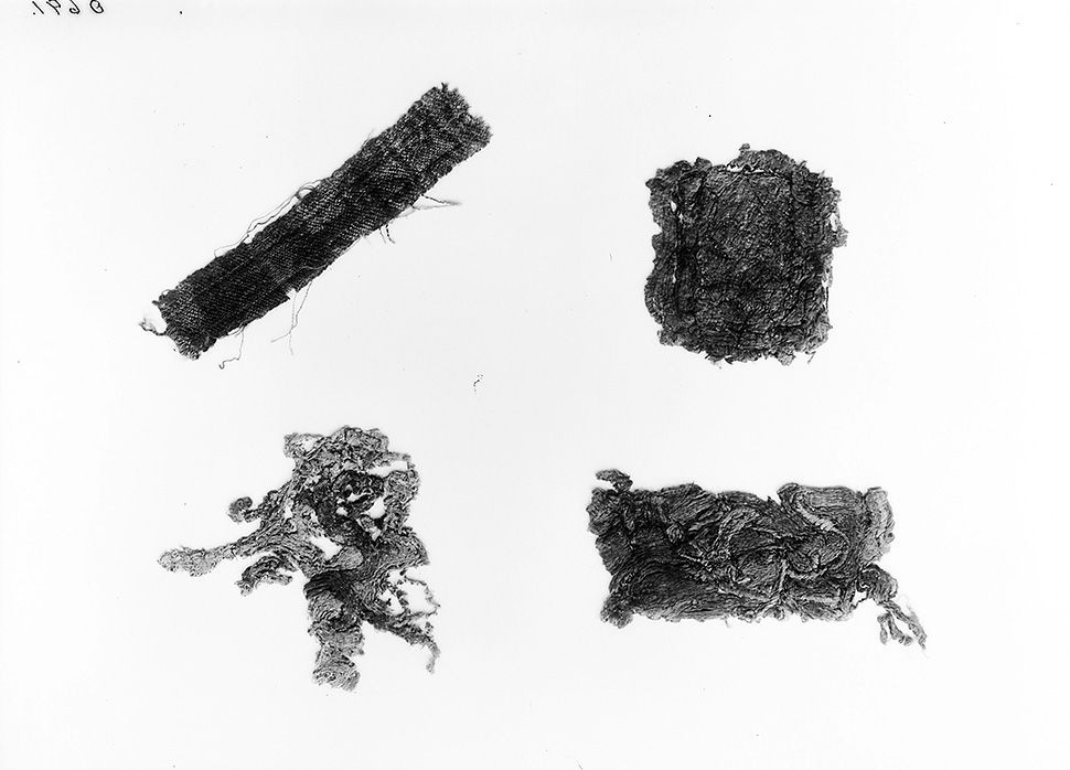Fire tekstilfragmenter frå Oseberg. Nedst til venstre er fragmentet med plantemotiv, som vi kan sjå at Dedekam har teikna og analysert på eit av dei andre bileta i galleriet. Foto: Kulturhistorisk museum, UiO