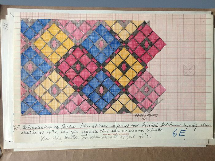 Den fargerike tolkinga og teikninga av eit av dei geometriske mønstra er signert Sofie Kraft 1917. Som vi kan sjå av&amp;#160;skrifta under teikninga,&amp;#160;har&amp;#160;ikkje etterfylgjande forskarar vore heilt nøgd med hennar rekonstruksjon. Foto: Kulturhistorisk museum, UiO / Hilde Sofie Frydenberg