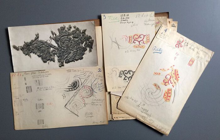 Hans Dedekam sine notater og skisser om eit tekstilfragment med spiralar. Som vi kan sjå av teikninga nedst til venstre har han også vore oppteken av korleis tekstilfragmenta såg ut på vranga.&amp;#160;Foto: Kulturhistorisk museum, UiO / Hilde Sofie Frydenberg