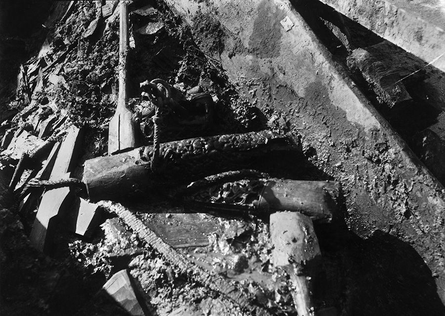 Dyrehodestolper etc. i gravkammerets SØ-del. Utgravningen Oseberg 24.08.1904 Foto: Kulturhistorisk museum, UiO
