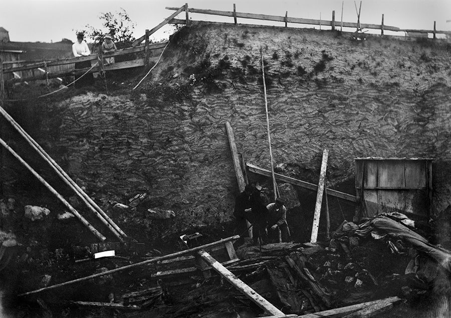 Foto under vanskelige omstendigheter. Utgravningen Oseberg 09.09.1904 Foto: Kulturhistorisk museum, UiO