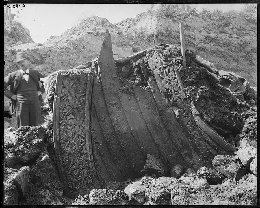 Fra utgravningen av Oseberg 1904. Skipet i haugen med professor&amp;#160;Gustafson i bakgrunnen Foto: Kulturhistorisk museum, UiO