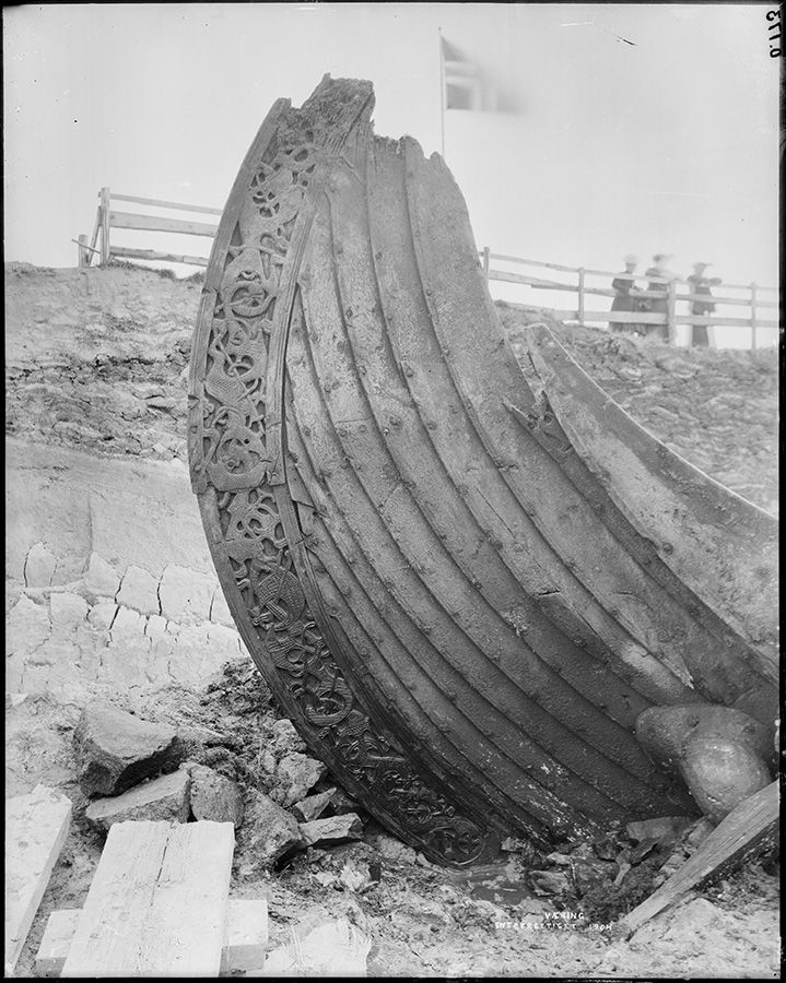Fra utgravningen av Oseberg 1904. Skipet i haugen Foto: Kulturhistorisk museum, UiO