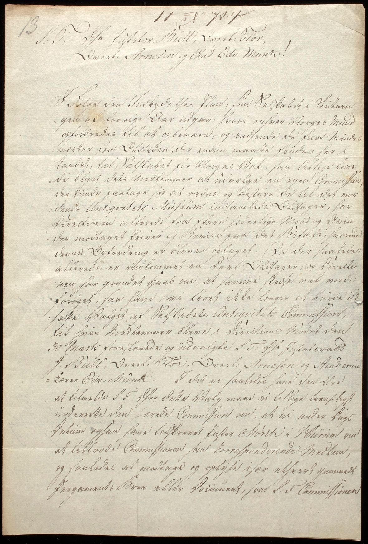 Den fyrste sida av antikvitetskommisjonens stiftingsbrev. Foto: Kulturhistorisk museum, UiO / Kirsten Jensen&amp;#160;Helgeland