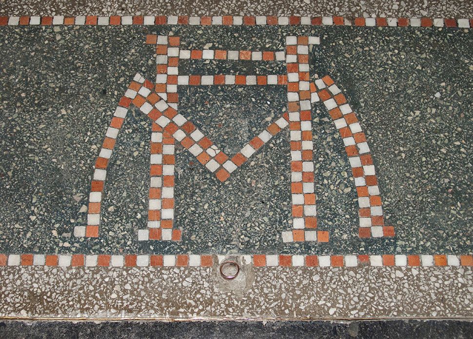 Historisk museum, Frederiksgate 2: Monogrammet HM i mosaikk, i gulvet 2 etg nord. Foto: Kulturhistorisk museum, UiO / Ann Christine Eek CC BY-SA 4.0