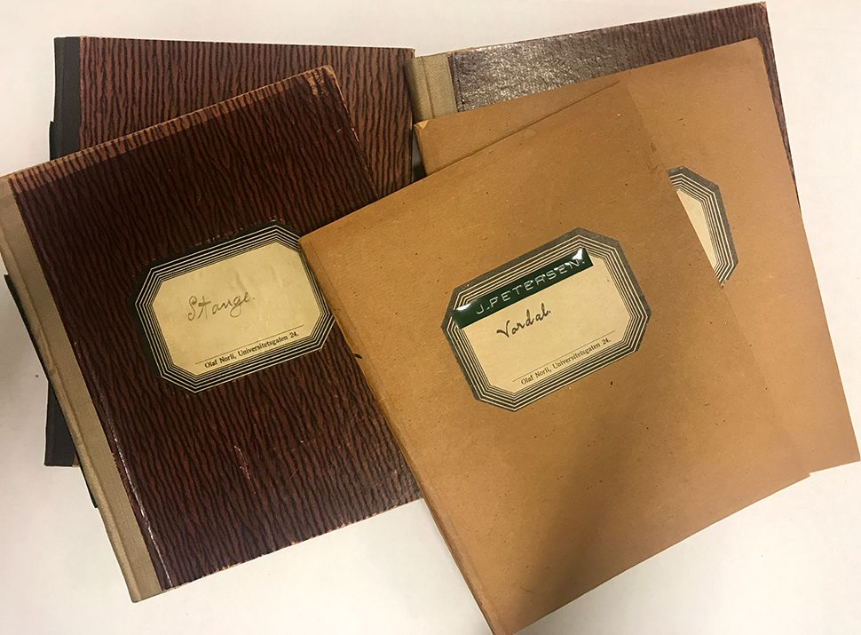 I arkivboksene fra Petersens forarbeider finnes også bøker med kort-kataloger og funnprotokoller. Foto: Kulturhistorisk museum, UiO / Hilde Sofie Frydenberg