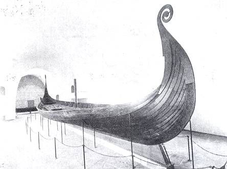 Osebergskipet på plass i Vikingskipshuset