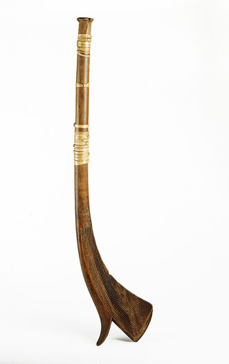 (UEM161) In the catalogue this object is said to derive from New Zealand. However, this club has been identified as a Fijian Sali. Comparison with objects almost identical to this one confirms this identification.   A Fijian Sali is known to be the Fijian warriors favourite weapon. The objects name, Sali, is taken from a flower that grows on the native Fijian plant Musa.  The object measures around 100 cm and is dated to the 19th century. There is not any documentation as to how Fredrik Ring got hold of the Sali, however one theory is that his ship crew may have traded for it, just like they did with the paddle (UEM160). The Sali was donated by Consul Ring together with the rest of the objects in the Collection during the mid-19th century. Material: Wood Region and culture: New Zealand, possible Fiji