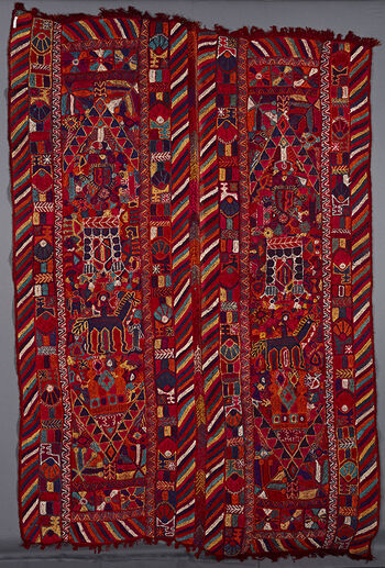 UEM49194. Double borders. Multi-coloured diagonal lines at the outer vertical edges of both panels. Motifs: two big blue horses with riders, animals, vegetal motifs, architectonic motif, domesticated animals and possibly water jars. 