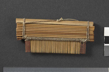 (UEM46908) Comb teeth are bound together with cotton thread. These combs are handmade, often crafted by girls, and can be given as gifts. Materials: Wood, bamboo, and cotton.