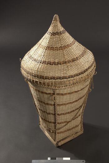(UEM46913) Bamboo and banana plant leaves. Made by Honen Kro Habai. Basket used for storing textiles. It is woven (braiding) double with rattan, with banana leaves placed between the two layers to make it more compact. Materials: Bamboo, banana, and plant leaves. Karbi, Anglong/Langmet districts.
