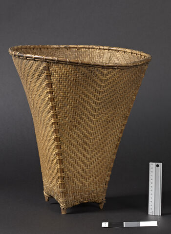 (UEM46915) The basket is used together with a Signam (see UEM46914 ), a carrying strap that goes over the forehead. It can carry anything from tools, food, and agricultural products to items purchased at the market. Material: Bamboo. Karbi Anglong district.