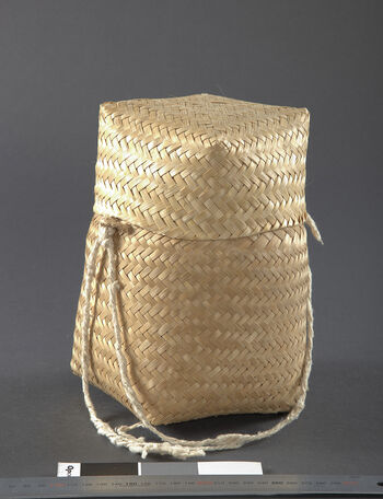 (UEM46916) Used for storing garlic, turmeric, chili, and similar items. It is hung from the ceiling near the hearth or placed on the shelf that hangs above the hearth (see also UEM46912 ). Materials: Bamboo, vegetable fiber. Karbi Anglong district.