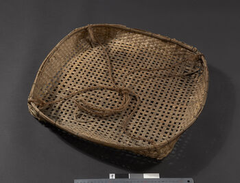 (UEM46930) Basket that hangs above the hearth or elsewhere from the ceiling. Used to store food so that mice and other pests cannot access it. The shelf can also be used to dry or smoke food if it hangs above the hearth (see also UEM46912 ). Materials: Bamboo, rattan, and metal. West Karbi Anglong/Hamren district.