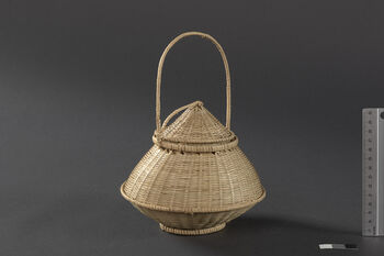(UEM46977) Small baskets with lids. Made and used by several ethnic groups in Assam and Meghalaya. Material: Rattan and bamboo. Shillong, Meghalaya district.