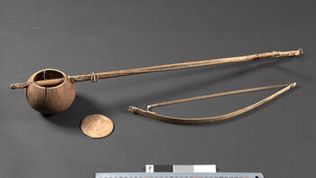 (UEM46956) One-string gourd musical instrument with a bow. Made by Sar`et Rongpi, Lindok of Rong`arak. Material: Wood, gourd, vegetable fibers. West Karbi Anglong/Hamren/ Ronghang Rongbong districts.