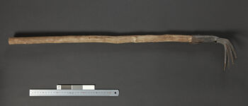 (UEM46942) The names of tools and agricultural work differ in the eastern and western parts of Karbi Anglong. In the east, much of the farming is done on the flatlands, while in the west, it is primarily Jhum (slash-and-burn farming) in the forested hills. Materials: Iron and wood. West Karbi Anglong, Hamren and Meghalaya districts.