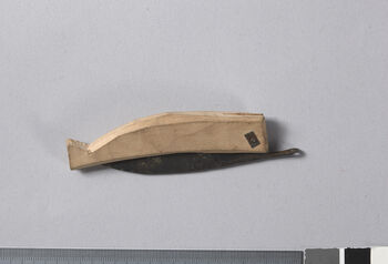 (UEM46982) Produced by the Khasi people. They have a larger production (home industry) for the market than the Karbi people. Khasi specialties include basket weaving and metalworking. The same type of knife, but with deer horn in the handle, is often seen with the Karbi people, typically as an older item that is highly valued. Material: Iron and wood. Shillong Meghalaya district.