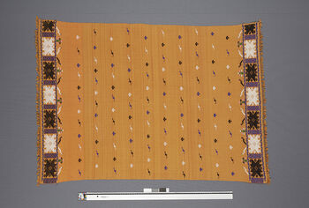 ( UEM 46864) Floor loom, plain weave, pick-up pattern. The pekoks from UEM46864 – UEM46866 show examples of fashion and colour variations. These were fashionable in the 1990s.