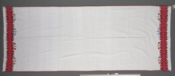 ( UEM 46868) Men: seleng , women: pehseleng . Floor loom, plain weave, pick-up patterns. Used and draped differently for men and women. Men use it on the lower body together with choy in feasts and rituals.  Women and girls use it on the upper body above the pini .
