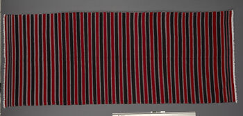(UEM46874) Floor loom, plain weft faced weave. Used as shawl on cold days but can be draped as a pehseleng as well. Material: cotton (warp), cashmilon acryl (weft).