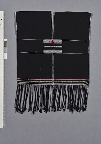 (UEM46893) Floor loom, plain weave with pick-up pattern. Not using the traditional kirip technique (the backside of the pattern is different). Choi are traditionally woven using a loin loom. Woven by Basanti Hansepi (Sika).  Worn by boys and unmarried men. Material: Acryl.