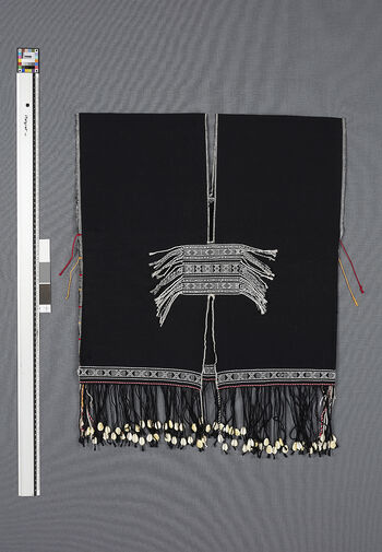 (UEM46895) Floor loom, plain weave with pick-up pattern. Not using the traditional kirip technique (the backside of the pattern is different to kirip). Choi are traditionally woven using a loin loom. Worn by boys and unmarried men. Woven by Basanti Hansepi (Sika). Material: Acryl. 