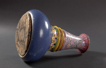 (UEM12865) Description: Stoneware or porcelain, with overglaze enamel colours. The drum skin in Siam was made using skin from calf or goat, or Boa Constrictor or Guang Chang (Wart) snake skin. Here snake skin is being used. Classification: Drum instruments/Arts and Crafts. Material: Porcelain (clay), enamel. Dimensions: Height: 34 cm. Diameter: 24 cm. Collection history: "(…) Originates from Talang, from Junk-Ceylon, an island on the west coast of Malacca. During the Burmese invasion of Siam, 1765-1767, Junk-Ceylon was conquered, and the Burmese left a garrison there (…) the entire Burmese garrison on the island was massacred. Among the spoils taken by the Siamese on this occasion was this drum, which was made in Pegu or Bassein (…)" (Translation from the original Norwegian catalog card). Given by Captain Ring, Theodor Peder Amundsen.