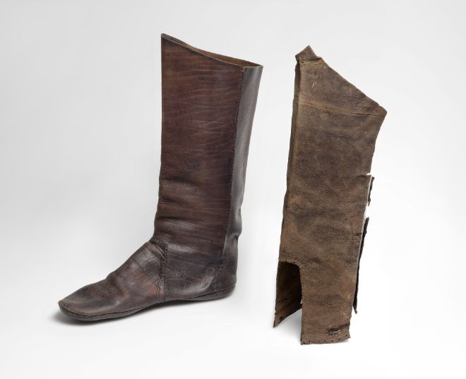 To the right, a knee high boot from the medieval city of Tønsberg (C57759/1113). To the left, a reconstruction of a similar Type 1 boot as referenced in Erik Schias typology. Photo: Vegard Vike, KHM/UiO.