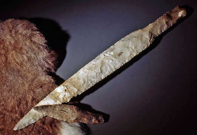 The Grude dagger compared with a more ordinary flint dagger from the Bronze Age. Photo: Terje Tveit, Museum of Archaeology, University of Stavanger.
