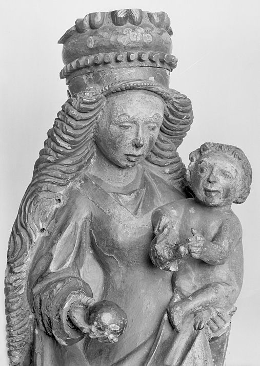 Madonna sculpture before the overpainting was removed, from an old glass plate negative (approx. 1930). Photo: Museum of Cultural History.