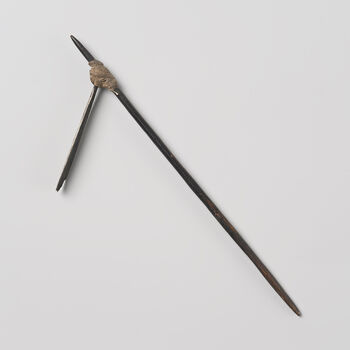 (UEM2440 b) Tatooing comb ( ‘uhi ) with 8-10 teeth made of bird’s bone with a length of 17 cm. Like so many other places in Polynesia extensive tattooing of the body as well as the face was common among both men and women on Rapa Nui during the 18th century when the island was first visited by European sailors and the practice was still widespread when Peter Arup visited the island in 1869. The tattooing was performed by driving a small tattooing comb ( ‘uhi )  made out of sharp fish- or bird’s bone through the skin by hitting it with a wooden mallet ( mira pua ‘uh i) before applying tattooing ink made by boiling and burning different kinds of local plants.