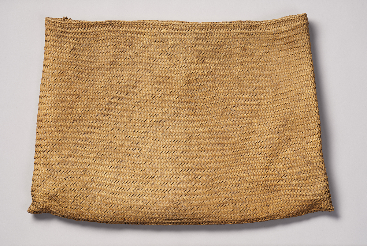 (UEM2449) Plaited bag made of plant fibre. Length 53 cm, height 38,5 cm.