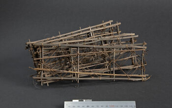 (UEM12188) Snare for hunting quail. Material: Wood, vegetable fibre.&amp;#160;Length: 31 cm, width: 11 cm.