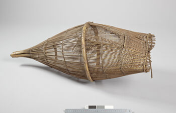 (UEM20875)&amp;#160;Fish trap. Material: Bamboo. Length: 93 cm, width: 12 cm, diameter: 39 cm.