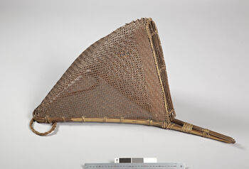 (UEM20877)&amp;#160;Rev. Bodding’s notes: 'Hand net made of bamboo, weaved over a triangular frame made of bamboo. Bamboo handle. Used in shallow water.' Material: Bamboo.&amp;#160;Length: 74 cm, width: 46 cm.