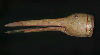 Ritual Function and Context: Kōlam theare. UEM7009 represents the character of a bird. The mask is known as Crane ( kokā ). This character is used in Kōlam Theatre. The key iconographic features of UEM7009 are: • Stylized characters of the bird. • White or pale is the key colour • Form as a hand-held object like modern puppet • The lower part of the beak is movable. Tradition: the Southern Dance Tradition/Low-Country Dance Tradition. This tradition is popular in Mātara, Bentōta, Ambalaňgoda in the Southern province and Olabodūwa in Rāiygama Kōralē in Western province of Sri Lanka. Materials and Techniques: Polychrome carved wood (white, yellow, red, black).