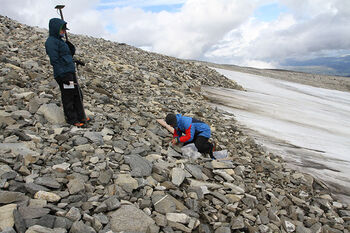 Among ice patches and melting glaciers in the high mountains, archaeological finds emerge. Here we see Tessa de Roo (left) and Elling Utvik Wammer. Photo: Museum of Cultural History.