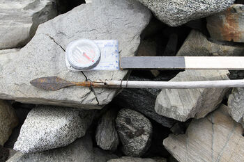 A newly discovered arrow, with both shaft and tip intact, 1,000 years old. The findings made by the archaeologists tell us how people in prehistoric times actively utilized the high mountains, both for reindeer hunting and as a passageway across the mountains.